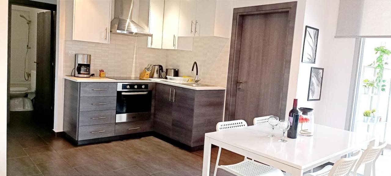 Dezo Luxury Town Apartment Larnaca Exterior photo